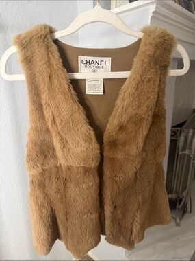 CHANEL Boutique Camel Brown Fur Sleeveless Vest